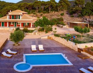 凱里翁的住宿－Villa Nina，享有带游泳池的房屋的空中景致