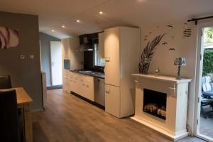 A kitchen or kitchenette at Chalet Vakantie Wageningen Veluwe