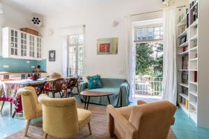 耶路撒冷的住宿－塔比耶珍寶全新公寓，客厅配有椅子和桌子