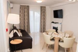 TV a/nebo společenská místnost v ubytování Villa Apartments Katja