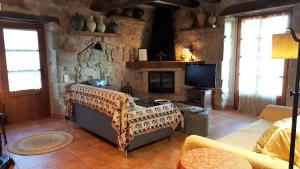 a living room with a couch and a tv at Casa Templers in Horta de San Joan