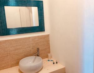 パトゥにあるGuest House - La Sirena Salentinaのバスルーム(白いトイレ、鏡付)