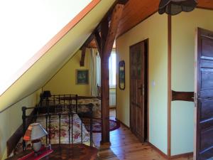 ein Schlafzimmer mit einem Etagenbett im Dachgeschoss in der Unterkunft Pluszkiejmy 44 in Pluszkiejmy