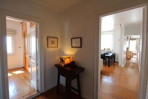 uma sala de estar com uma mesa e uma sala de jantar em Estrela Penthouse - Amazing Views em Lisboa