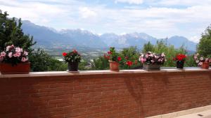 A general mountain view or a mountain view taken from Az apartmant