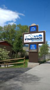 een bord voor een skateboard herberg en suites bij Stagecoach Inn & Suites in Dubois