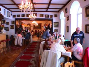 un grupo de personas sentadas en mesas en un restaurante en Union Hotel Cochem en Cochem