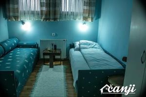 En eller flere senger på et rom på Pansion Čanji