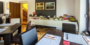 Pansion Čanji في باتشكي بيتروفاتس: غرفة طعام مع طاولات وكراسي وطاولة مع طعام
