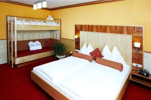 Llit o llits en una habitació de Hotel Garni Thermenglück