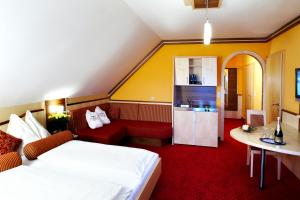 Llit o llits en una habitació de Hotel Garni Thermenglück