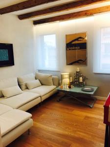 uma sala de estar com um sofá e uma mesa em Venezia Luxury Biennale Design em Veneza