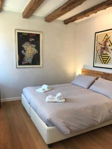 una camera da letto con un grande letto con asciugamani di Venezia Luxury Biennale Design a Venezia