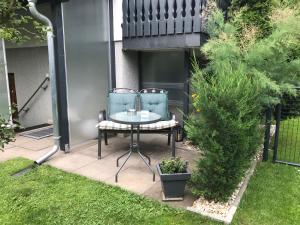 a patio with two chairs and a table in a yard at Ferienwohnung vor den Toren Berlins in Heidesee