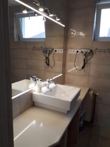 A bathroom at Kertvárosi Apartman II