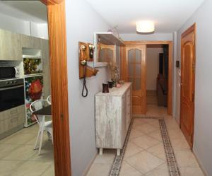 cocina con fregadero y espejo en la pared en Casa sol, en Vélez-Málaga