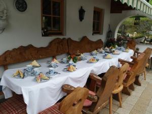 a table with blue and white china on it at Talhof in Jochberg