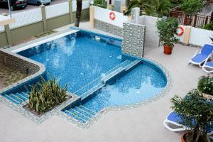 The swimming pool at or close to Pirogue Lodge