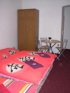Penzion Hlinkova tesisinde bir odada yatak veya yataklar