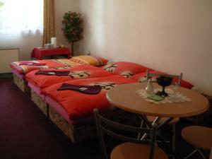 Giường trong phòng chung tại Penzion Hlinkova