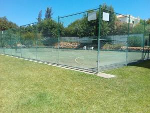 タヴィラにあるApartamento Tavira Gardenのテニスコート