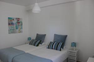 1 dormitorio con 2 camas individuales y lámpara en Encosta´s Garden en Oeiras