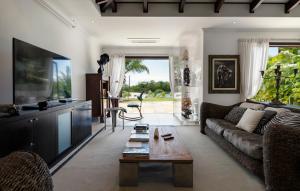 Eden Island Luxury Villa 235 by White Dolphin LLC في جزيرة عدن: غرفة معيشة مع أريكة وطاولة قهوة