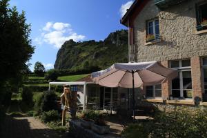 Nespecifikovaný výhled na hory nebo výhled na hory při pohledu z penzionu – hostince