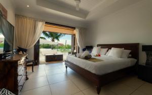 Ένα ή περισσότερα κρεβάτια σε δωμάτιο στο Eden Island Luxury Villa 235 +35 φωτογραφίες