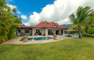 Eden Island Luxury Villa 235 by White Dolphin LLC في جزيرة عدن: منزل فيه مسبح في ساحة