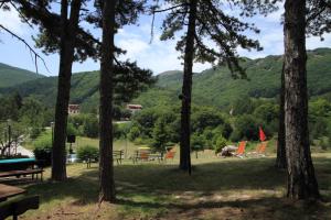 a picnic area with a view of mountains at B & B La Pineta By La Capannina in Roccaraso