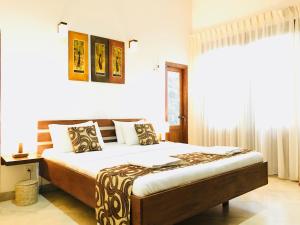 una camera con un grande letto di Twin Blocks Nature Resort a Anuradhapura