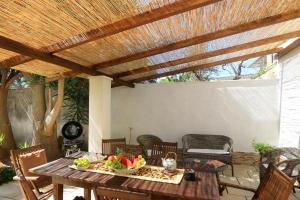 einen Holztisch mit einer Obstschale auf einer Terrasse in der Unterkunft Corte Antica in Presicce