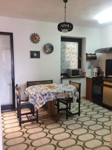 een keuken met een tafel en twee stoelen en een tafel en een keuken bij Apartment Subota in Mali Lošinj