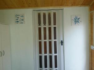 una puerta en una habitación junto a una pared en Casa Delle Rose, en Porto Cesareo