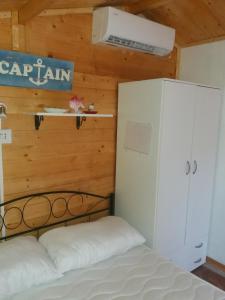 1 dormitorio con 1 cama y armario blanco en Casa Delle Rose, en Porto Cesareo