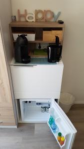 einen kleinen weißen Kühlschrank mit offener Tür in der Unterkunft Duin en Zee Texel in De Koog