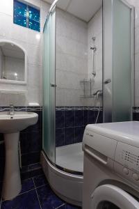 La salle de bains est pourvue d'une douche, de toilettes et d'un lavabo. dans l'établissement Odnokomnatnaya studiya, à Kiev