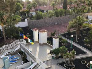 una vista aérea de un patio con una bandera y una bandera en Apartamentos Aloe, en Playa del Inglés