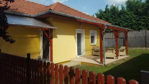 アバッザロークにあるJuli Vendégházの小黄色の家