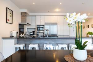 Virtuve vai virtuves zona naktsmītnē Beautiful Central Home with Balcony Auckland City