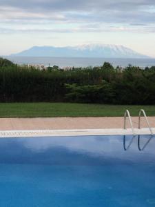 een zwembad met uitzicht op een berg bij Villa Belvedere in Alexandroupoli