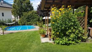 Bazén v ubytovaní Garni Hotel Tauber alebo v jeho blízkosti