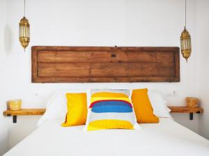 ベヘール・デ・ラ・フロンテーラにあるLa Zalameraのベッドルーム(白いベッド、カラフルな枕付)
