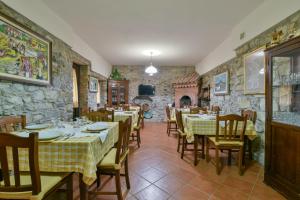 CastelcivitaにあるAgriturismo L'Antico Casolareの石壁のレストラン