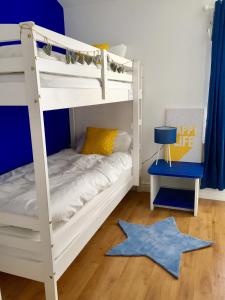 Двухъярусная кровать или двухъярусные кровати в номере Valletta House Holiday Apartments