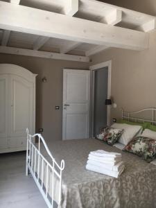 a bedroom with a white bed and a white ceiling at AGRIB&B Il Pomo d'oro in Assemini