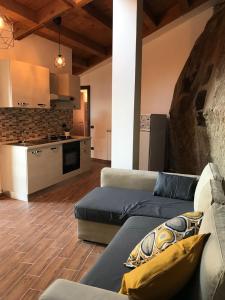 a living room with a couch and a kitchen at La Pietra Gialla in Pietrapertosa