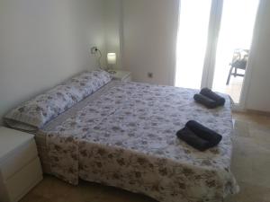 Una cama o camas en una habitación de Apartamento con piscina y vista a la montaña