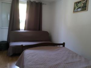 コゴランにあるGOLFE DE SAINT -TROPEZのベッドルーム1室(ベッド2台、窓付)